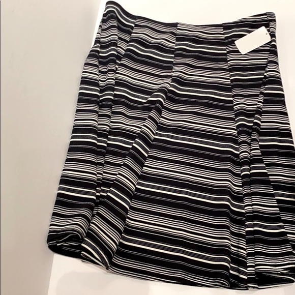 💟 Sale 2/$15 💟 🆕 Black & White Stripes A-Line Stretch Skirt - Picture 5 of 5